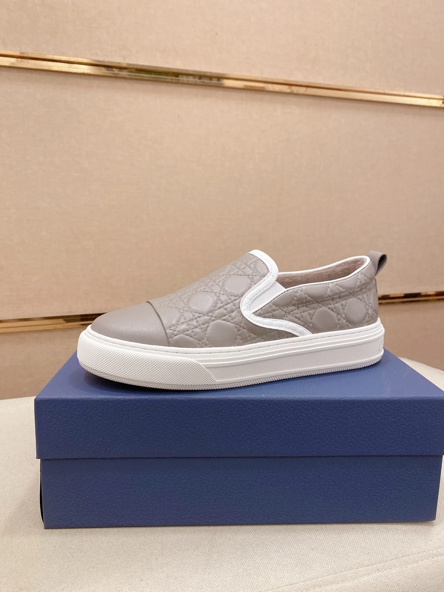 Factory price: 380💰 (leather lining * velvet lining optional) [Dior·Dio*] new casual sports style men's shoes, brand new design, perfect workmanship, slip-on lazy style to create cabinet quality, upper: imported first-layer cowhide, sheepskin lining is soft and comfortable, ultra-light rubber wear-resistant outsole, simple, versatile men's shoes, size: 39-44. Can be customized.45.46.47